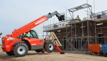 Telehandler Manitou en medio de obras de gran altura