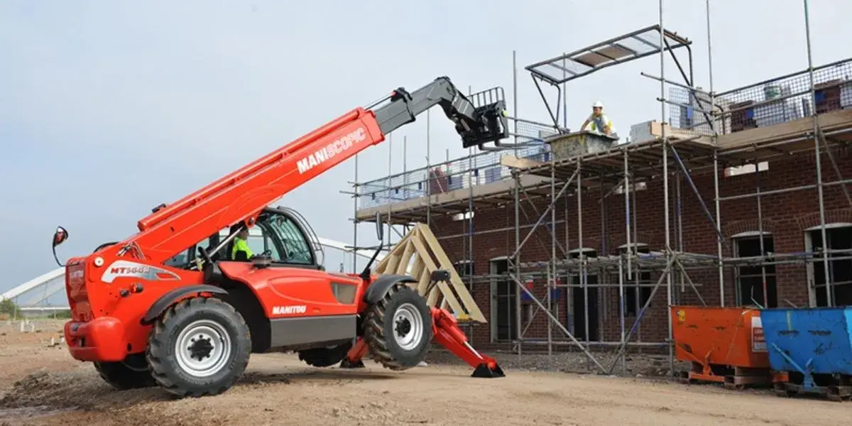 Telehandler Manitou en medio de obras de gran altura