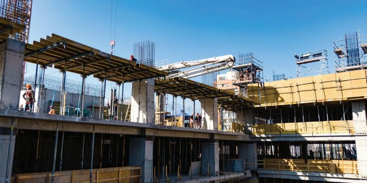 Logística 2026 en Monterrey: El Reto de la Verticalización y Maquinaria